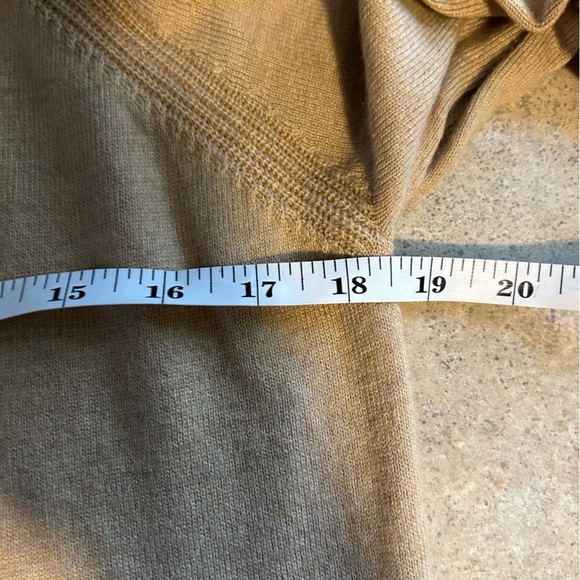 Gap sweater - tan/camel wool blend v-neck relaxed fit - Picture 7 of 8
